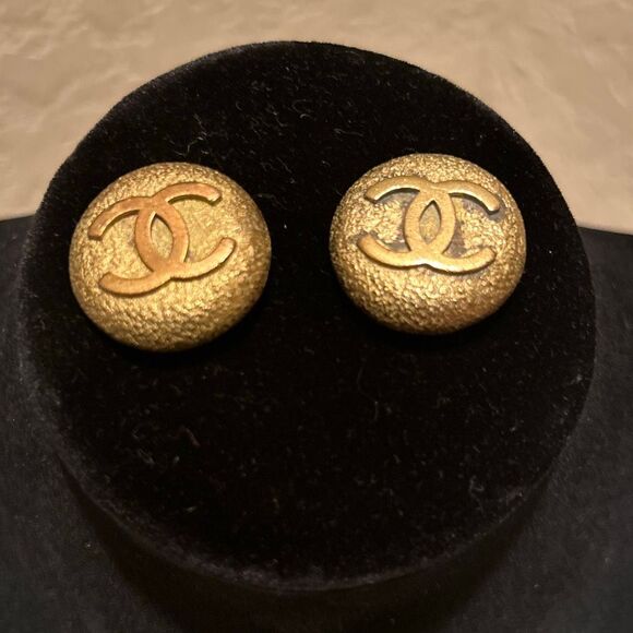 Vintage Chanel CC Logo Clip On Earrings Gold Tone Circle Logo Luxury Old Money - Picture 1 of 10